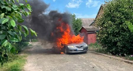 У Нікополі внаслідок ворожої атаки загорілась автівка (ВІДЕО)
