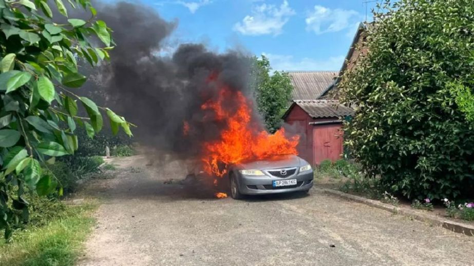 У Нікополі внаслідок ворожої атаки загорілась автівка (ВІДЕО)