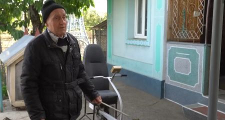 Підготовка до блекаутів: у Дніпрі дідусь зібрав велогенератор (ФОТО)