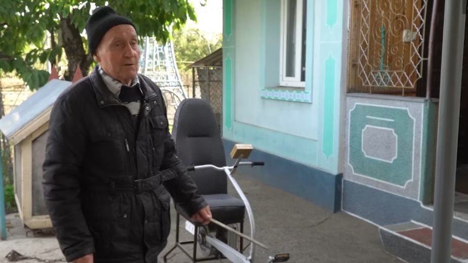 Подготовка к блекаутам: в Днепре дедушка собрал велогенератор (ФОТО)
