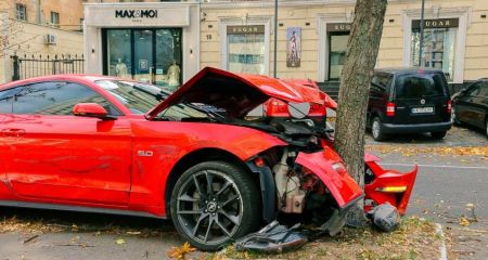 В Днепре автомобиль влетел в дерево (ФОТО, ВИДЕО)