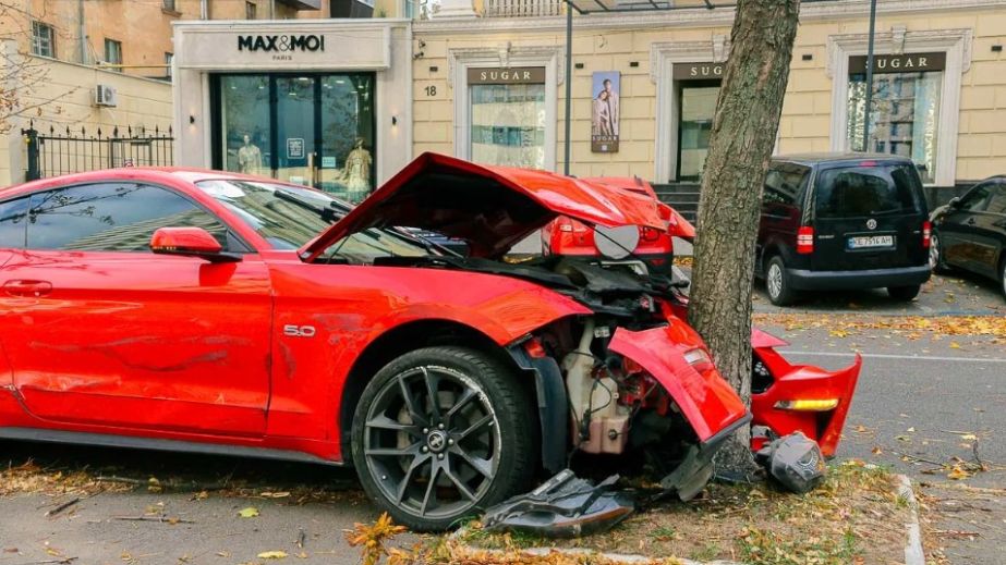 У Дніпрі автомобіль влетів у дерево (ФОТО, ВІДЕО)