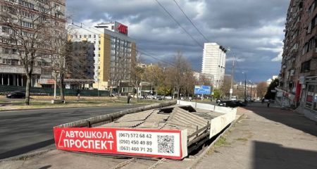 Мали замінити на нову: у міськраді Дніпра розповіли про повалену вітром зупинку громадського транспорту (ВІДЕО)