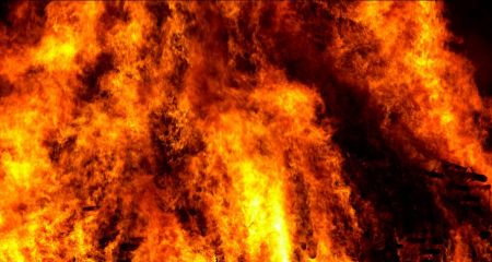 У Дніпрі біля популярного торгового центру вирувала пожежа (ВІДЕО)
