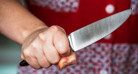 На Синельниківщині розлючена жінка штрикнула чоловіка ножем