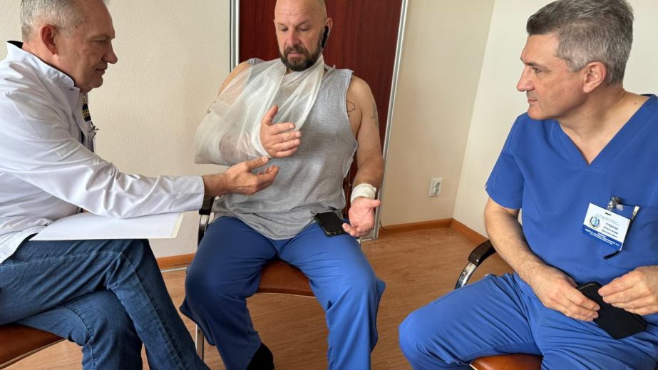 В Днепре спасают защитника, получившего тяжелые ранения в Донецкой области