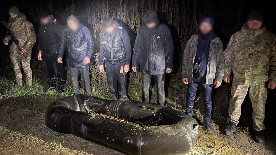 Уп'ятьох у двомісному човні: житель Дніпропетровщини з компаньйонами намагався переплисти Тису (ФОТО, ВІДЕО)