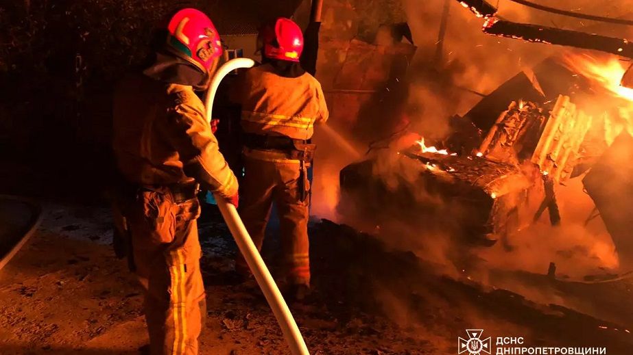 На Дніпропетровщині сталася масштабна пожежа у приватній будівлі