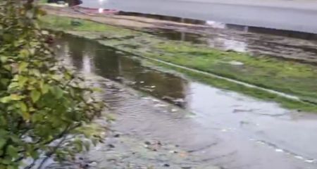 У Дніпрі на Любарського з-під землі забив "гейзер" (ВІДЕО)