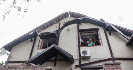 Жителі Дніпра ремонтують будинки, пошкоджені внаслідок ракетної атаки 4 червня