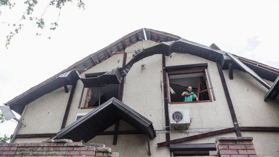 Жители Днепра ремонтируют дома, поврежденные в результате ракетной атаки 4 июня