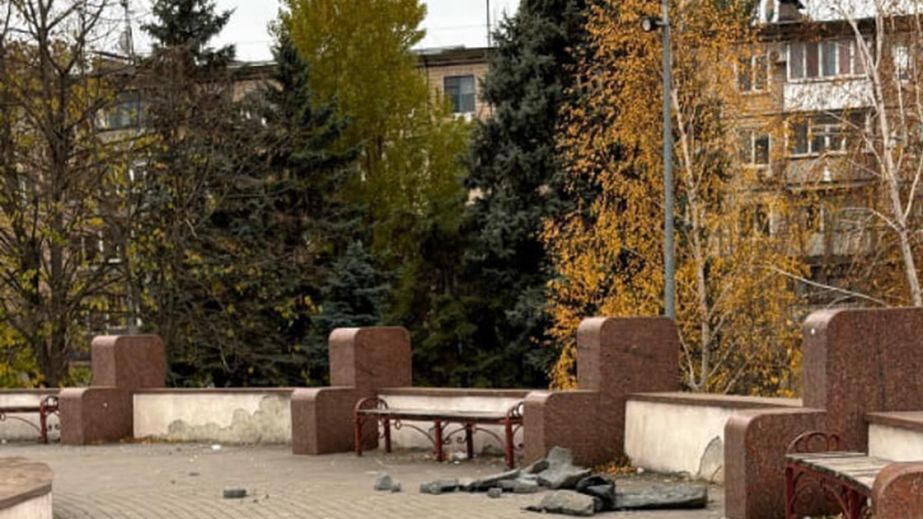 У Кривому Розі вандали побили усі смітники у популярному сквері (ФОТО, ВІДЕО)