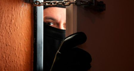 На Дніпропетровщині чоловік виніс 40 тис грн з будинку сусідки, поки та спала