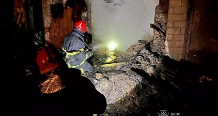 На Дніпропетровщині рятувальники винесли з будинку чоловіка під час сильної пожежі