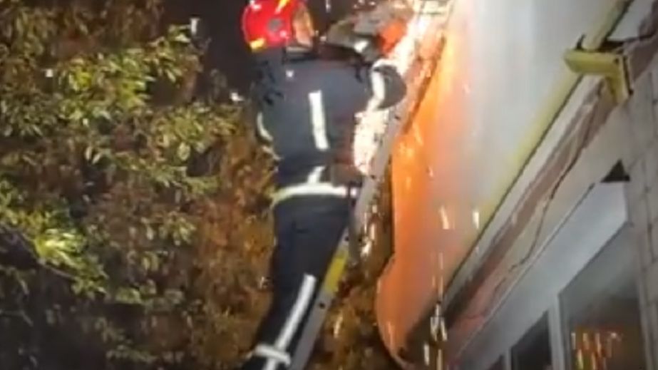 Пришлось срезать решетки на окнах: в Днепре женщина оказалась в ловушке в собственной квартире (ВИДЕО)