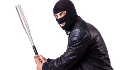 У Кам'янському невідомі у масках побили юнака у нього вдома