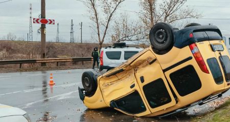 У Дніпрі перед Самарським мостом зіткнулися автівки, одна перекинулася на дах (ФОТО, ВІДЕО)