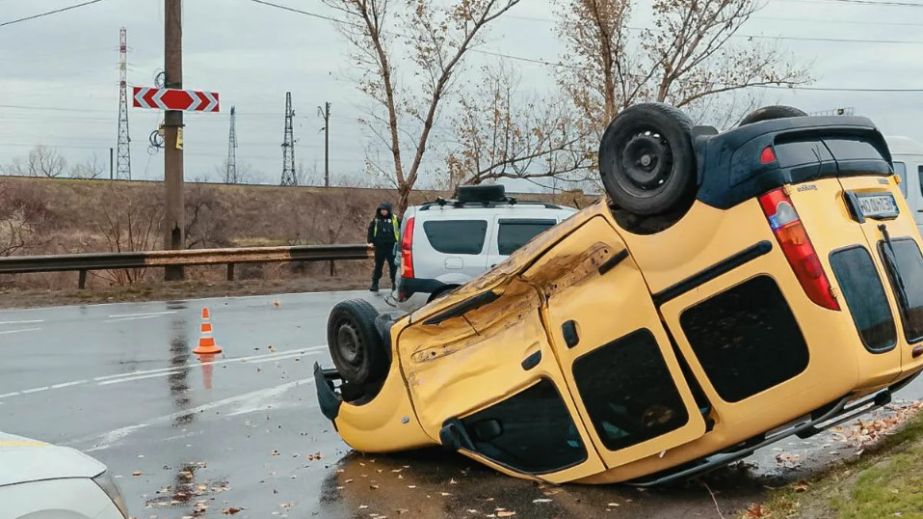 В Днепре перед Самарским мостом столкнулись автомобили, один перевернулся на крышу (ФОТО, ВИДЕО)