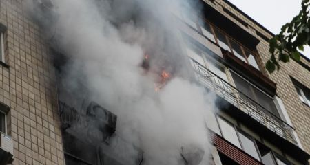 У Дніпрі на Старомостовій площі палає квартира (ВІДЕО)