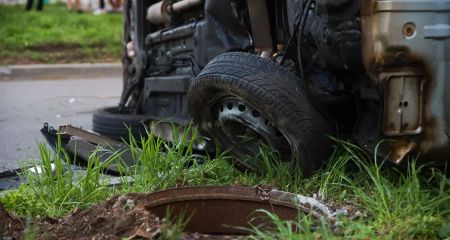 В Днепре из-за ДТП перевернулся автомобиль. Водитель и пассажирка попали в больницу