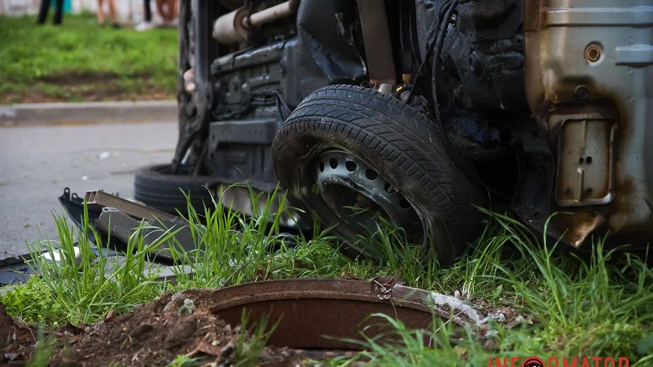 В Днепре из-за ДТП перевернулся автомобиль. Водитель и пассажирка попали в больницу