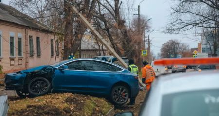 Tesla збила білборд, а Volvo повалила стовп: наслідки ДТП у Дніпрі (ФОТО)
