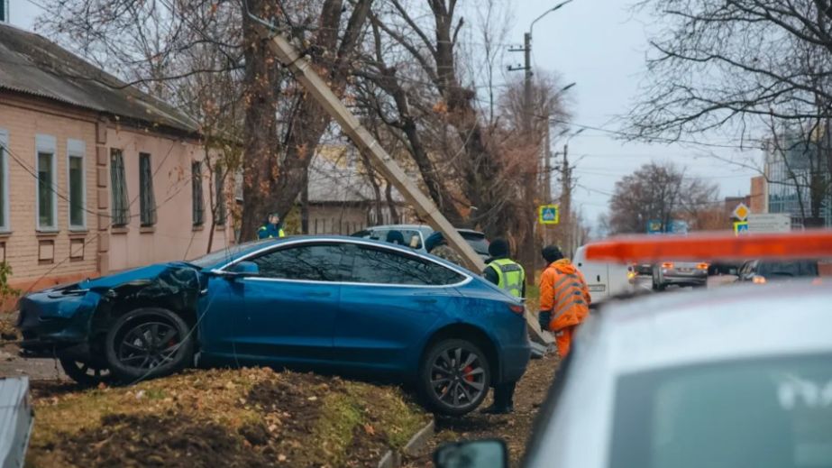 Tesla сбила билборд, а Volvo повалила столб: последствия ДТП в Днепре (ФОТО)