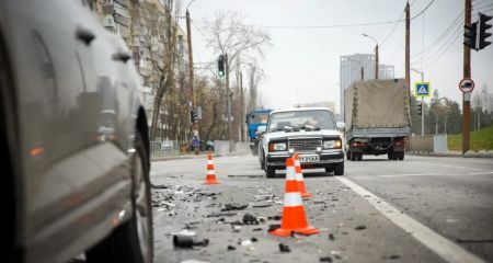 У Дніпрі на Набережній Перемоги зіткнулися дві автівки: є постраждалий (ФОТО, ВІДЕО)