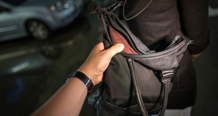 В Каменском мужчина вырвал сумку из рук прохожего и убежал