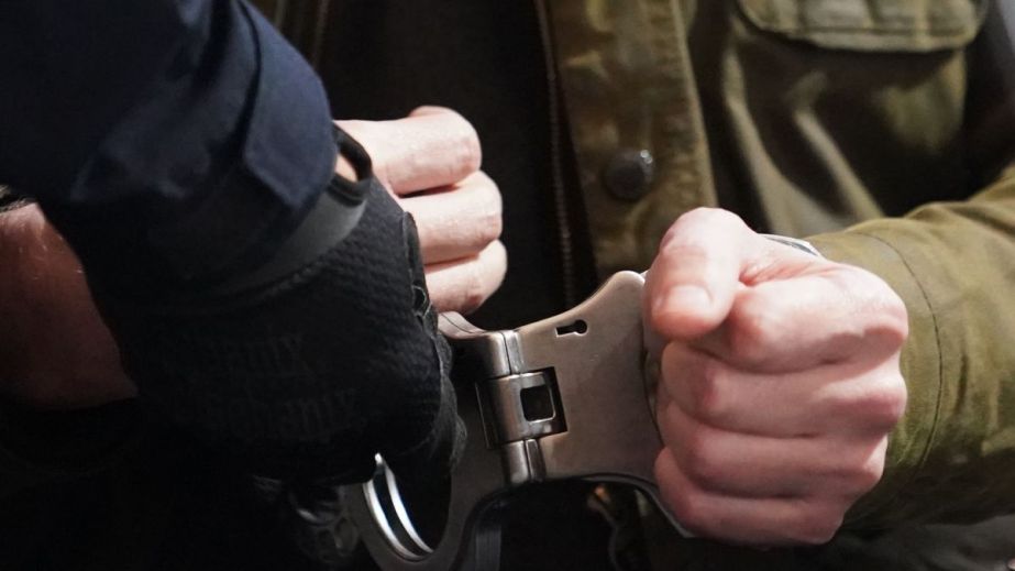 В Павлограде грабитель ударил полицейского ножом во время задержания