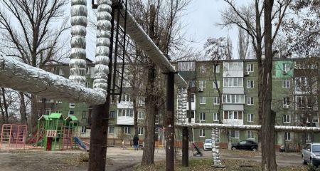 В Кривом Роге теплотрасса вместо домов подает горячую воду на дорогу (ВИДЕО)
