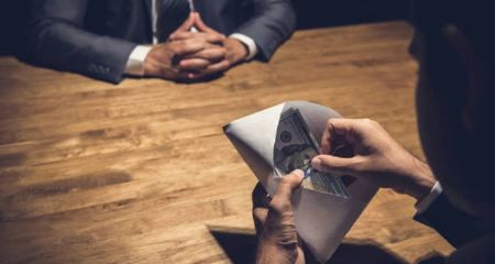 Хабар за зняття арешту з нерухомості: на Дніпропетровщині судитимуть співробітників держвиконавчої служби