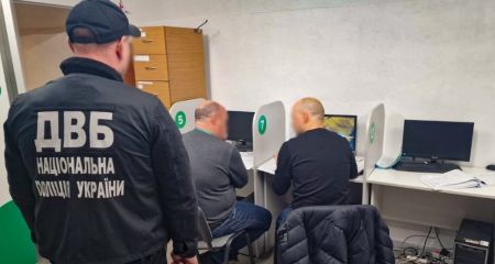У Кривому Розі адміністратор ТСЦ МВС брав гроші за успішне складання іспиту з водіння