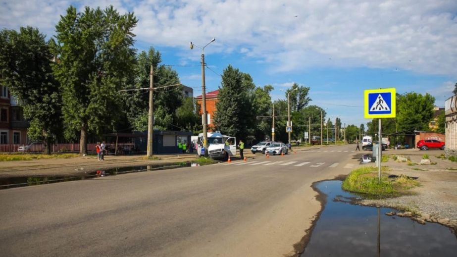 В Днепре маршрутка влетела в столб: есть пострадавшие