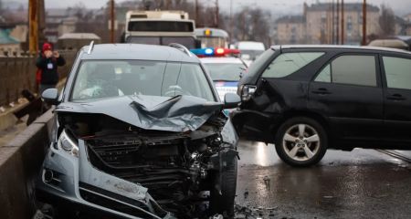 У Дніпрі на Старому мосту зіткнулися автівки: рух ускладнено (ФОТО)