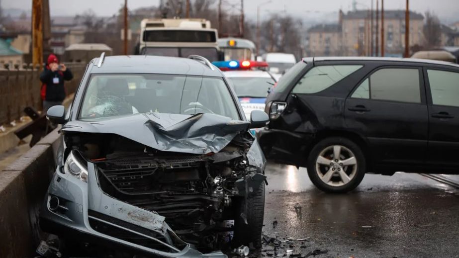 У Дніпрі на Старому мосту зіткнулися автівки: рух ускладнено (ФОТО)