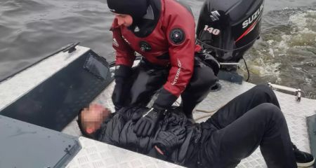 Раніше кидався під автівки: стали відомі подробиці про чоловіка, який стрибнув з Нового мосту у Дніпрі