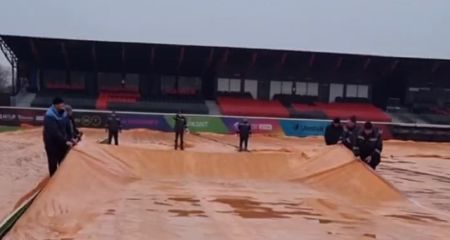 Як у Кривому Розі поле стадіону "Кривбаса" рятували від зливи (ВІДЕО)