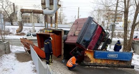 В Днепре на Нечуя-Левицкого перевернулась машина с песком (ФОТО, ВИДЕО)