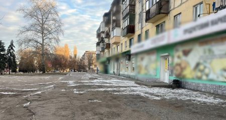 У центрі Павлограда молодик відлупцював літнього чоловіка біля магазину