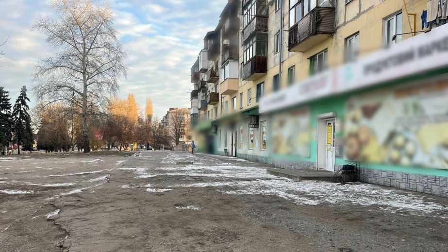 У центрі Павлограда молодик відлупцював літнього чоловіка біля магазину