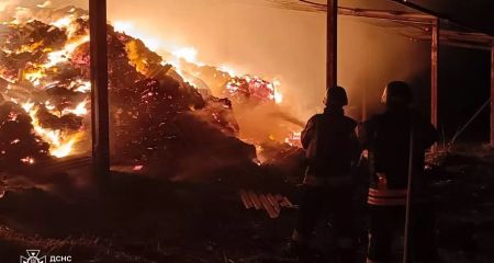 На Нікопольщині внаслідок ворожого удару сталася пожежа на площі 300 квадратних метрів