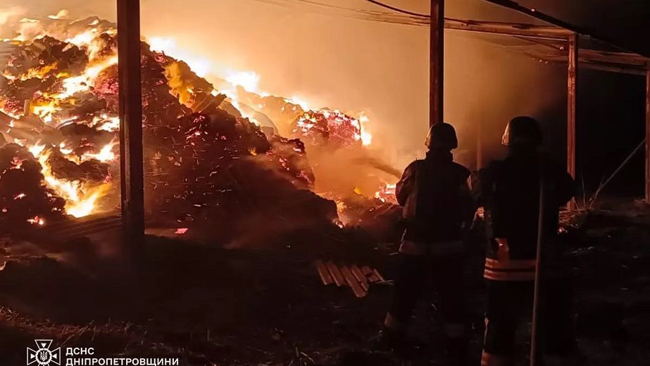 На Нікопольщині внаслідок ворожого удару сталася пожежа на площі 300 квадратних метрів