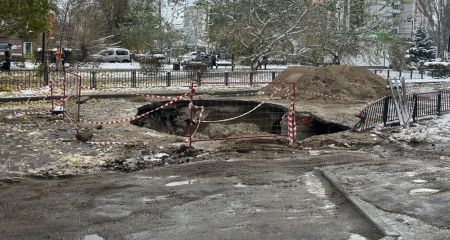 В Днепре коммунальщики оставили глубокую яму с водой посреди дороги (ВИДЕО)