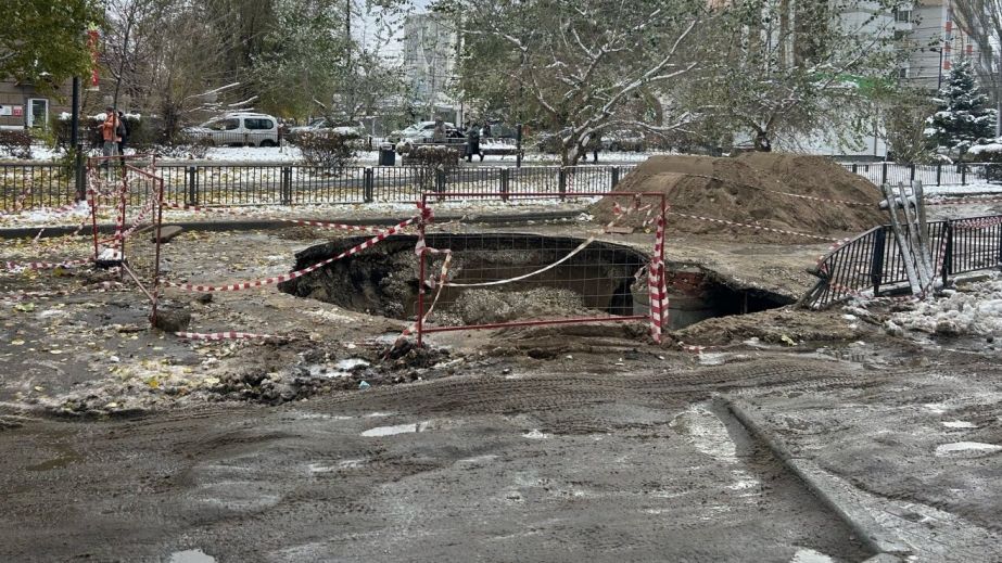 В Днепре коммунальщики оставили глубокую яму с водой посреди дороги (ВИДЕО)