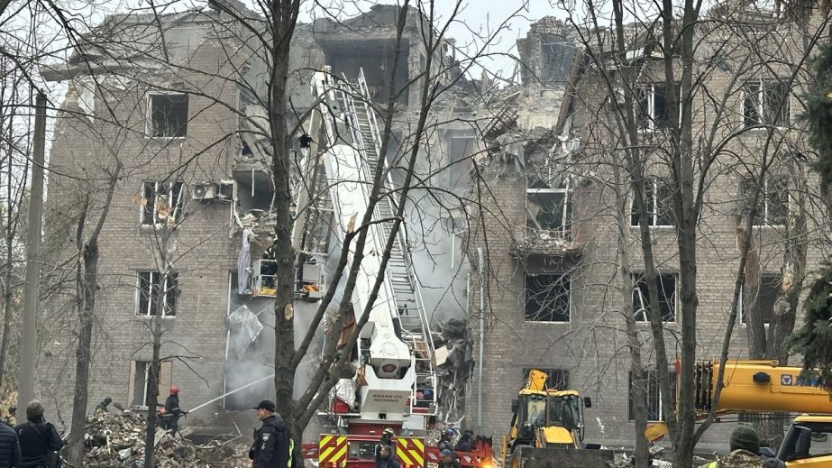 У Кривому Розі на горищі пошкодженого вибуховою хвилею після ракетного удару будинку знайшли вибухівку