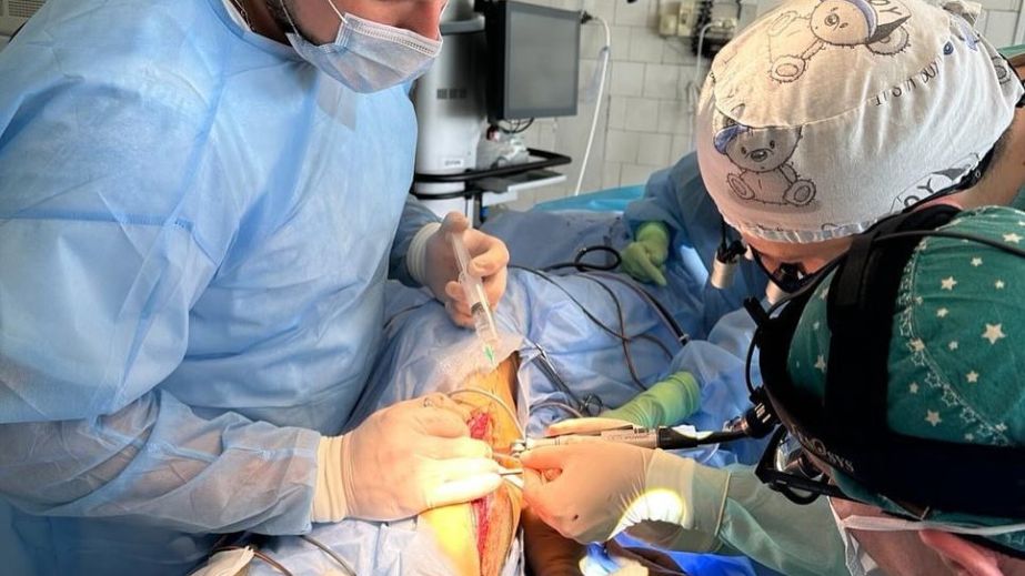 Хірург зі світовим ім'ям провів складну 11-годинну операцію у Дніпрі