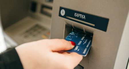 В Кривом Роге женщина снимала деньги с карты умершей матери: приговор суда
