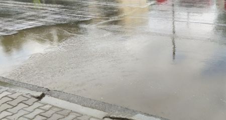 На одній з вулиць Дніпра затопило кіоски (ВІДЕО)