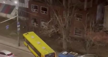 В Днепре автобус неожиданно выехал на тротуар (ВИДЕО)